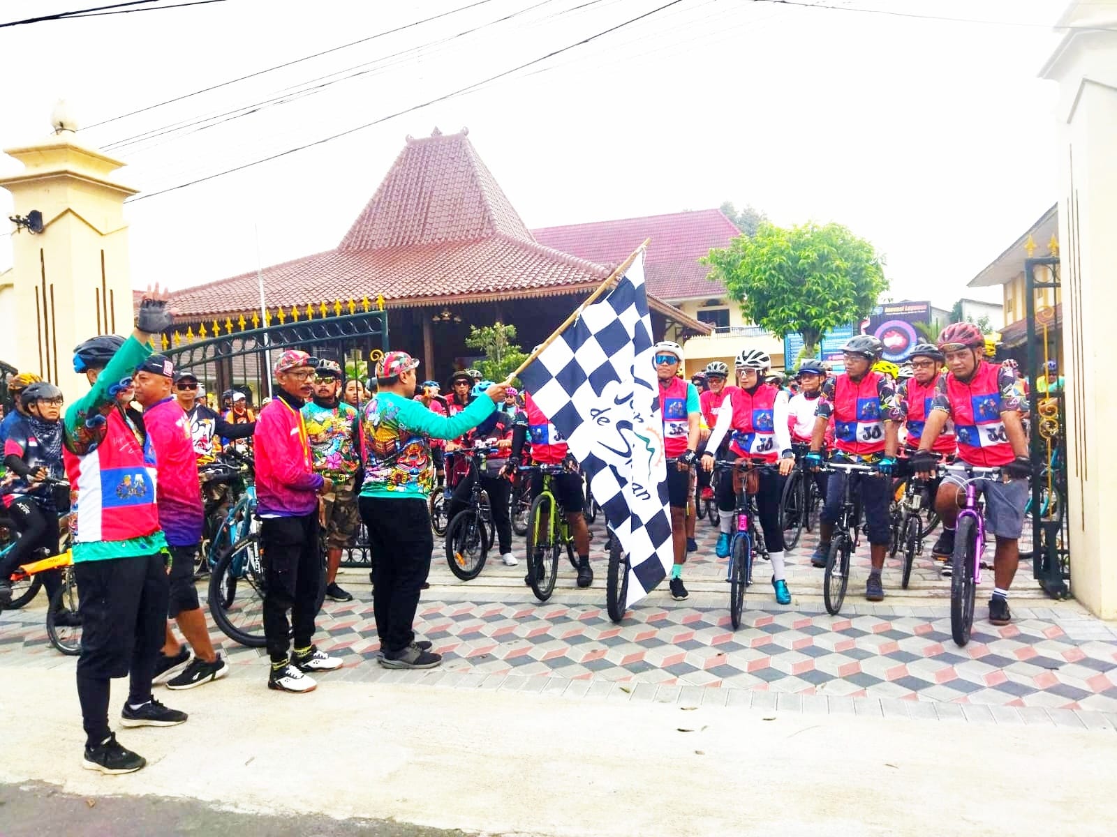 Sewindu Algojo: Gowes Bareng, Tanam Pohon, dan Berbagi di Green Kayen