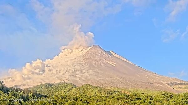 Awan Panas Guguran Merapi Meluncur 2 Kilometer ke Arah Kali Sat dan Kali Putih