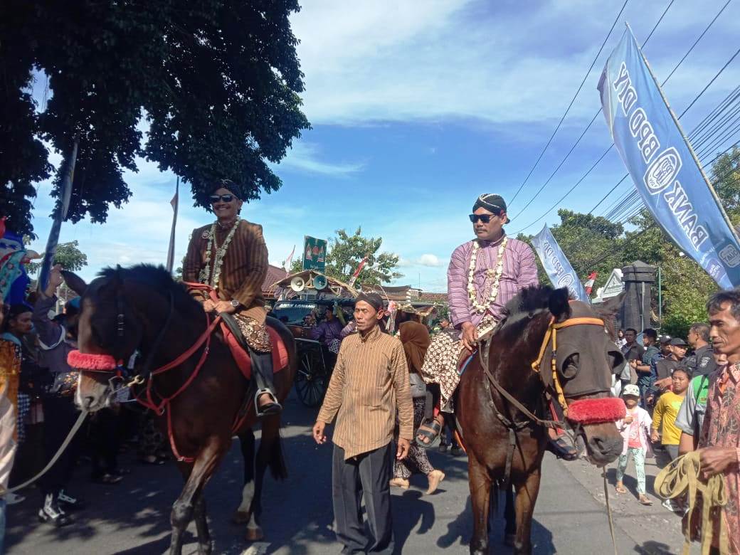 Kirab Meriahkan Hari Jadi ke-77 Kalurahan Timbulharjo, Ribuan Warga Turut Antusias