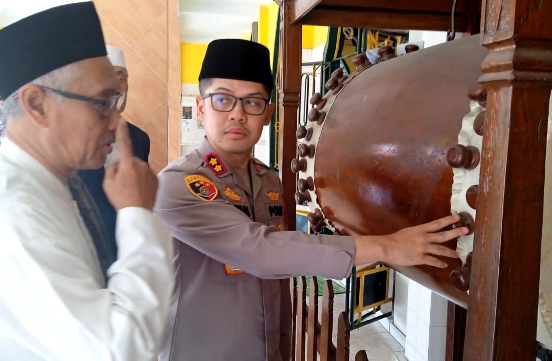 Kapolresta Sleman Kagumi Bedug Bersejarah di Masjid Sultan Agung