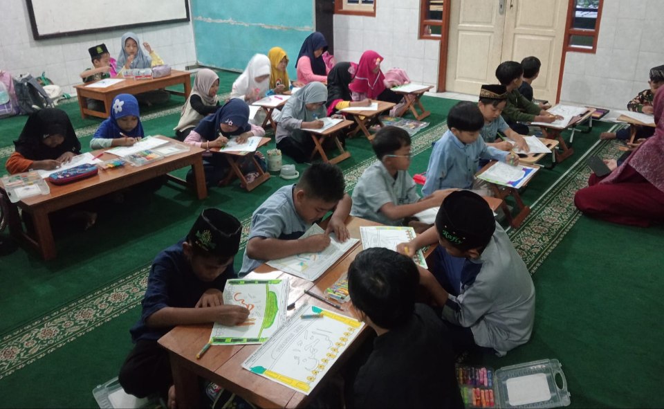 PARADHAN #11 Meriah di Sleman, Santri TPA Al-Mujahidin Unjuk Bakat Kaligrafi