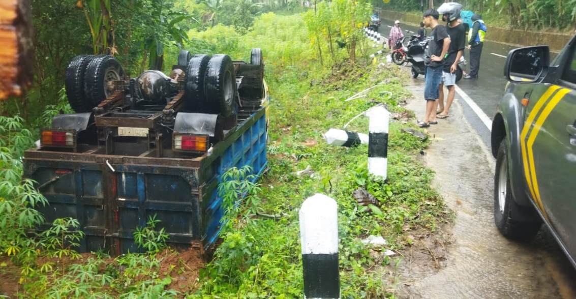 Truk Tergelincir dan Terbalik di Tanjakan Song Be Susong Imogiri Saat Hujan