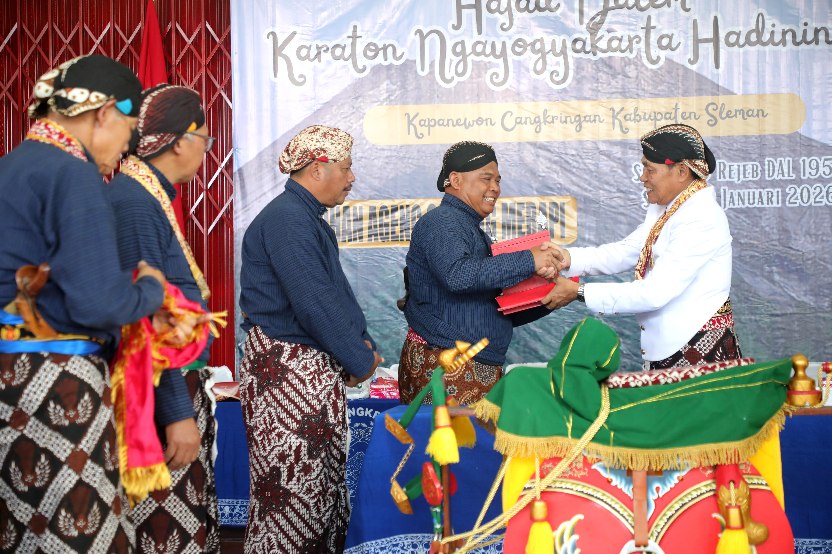 Bupati Sleman Terima Ubarampe Labuhan Merapi, Tradisi Sakral Jelang Tingalan Dalem