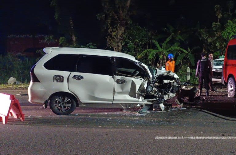 Tabrakan Minibus Vs Minibus,  Enam Korban Luka Dilarikan ke RSUD Wates