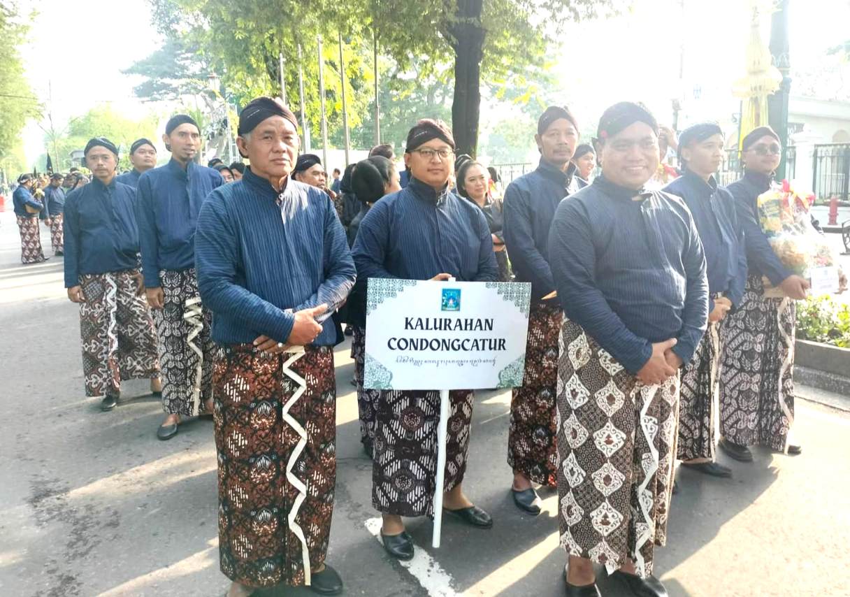 Condongcatur Kirim 23 Pamong Ikuti Kirab 80 Tahun Sri Sultan HB X, Bawa Produk UMKM