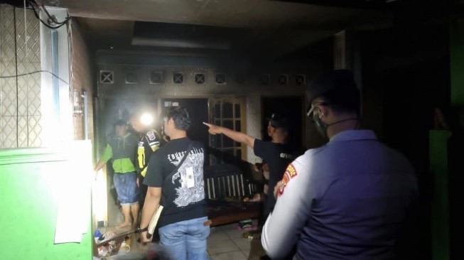 Pria di Bantul Bakar Rumah Orang Tua karena Uang Rp15 Juta, Polisi Terluka