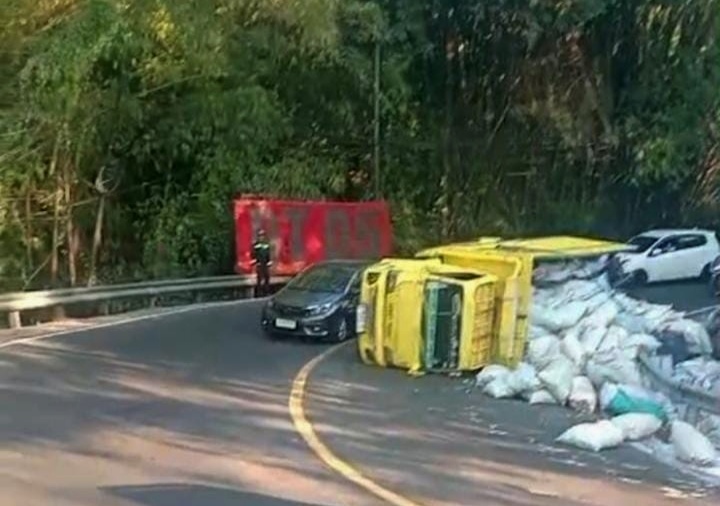 Truk Muatan 9 Ton Gaplek Terguling di Bokong Semar Piyungan, Sopir Selamat