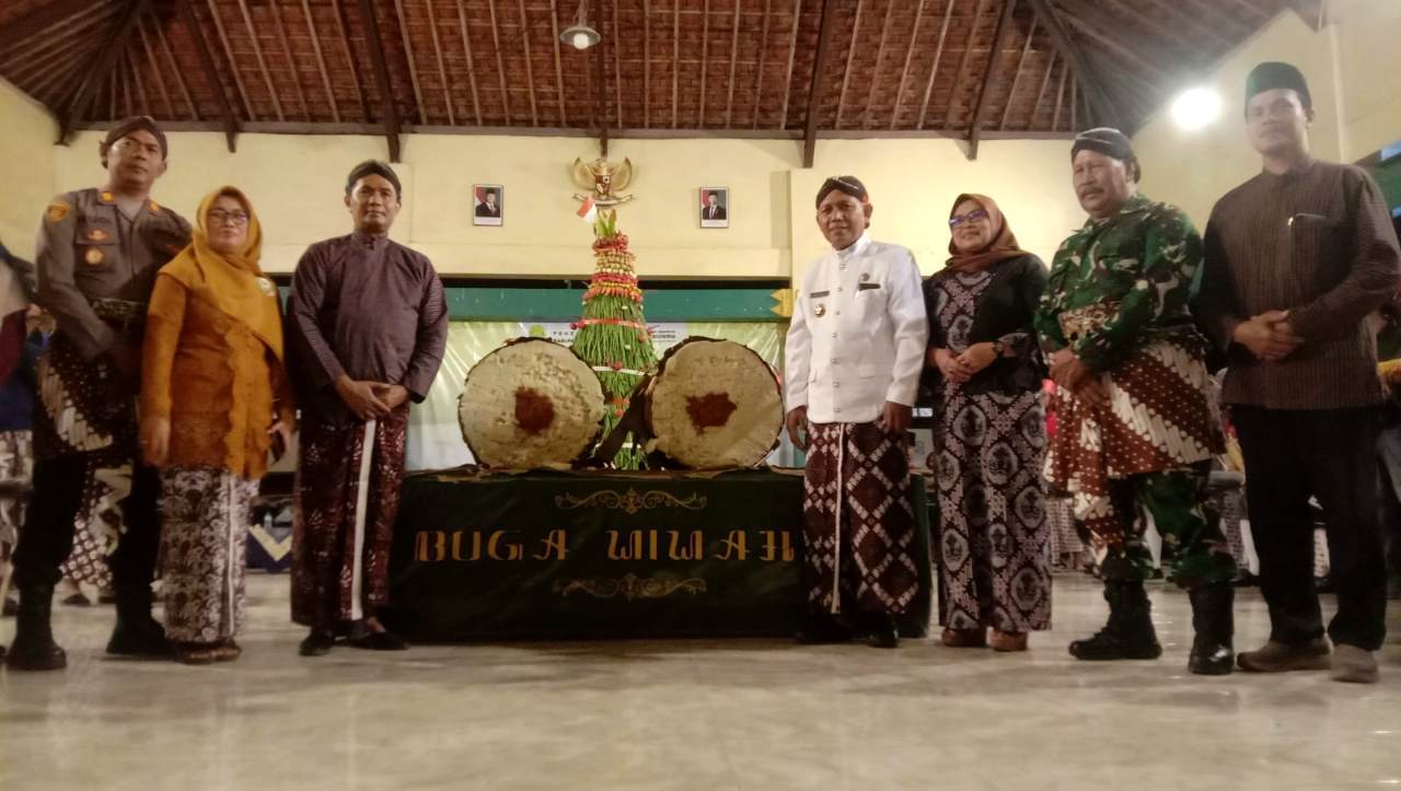 Lemper Raksasa 2 Meter Meriahkan Tradisi Rebo Pungkasan Wonokromo