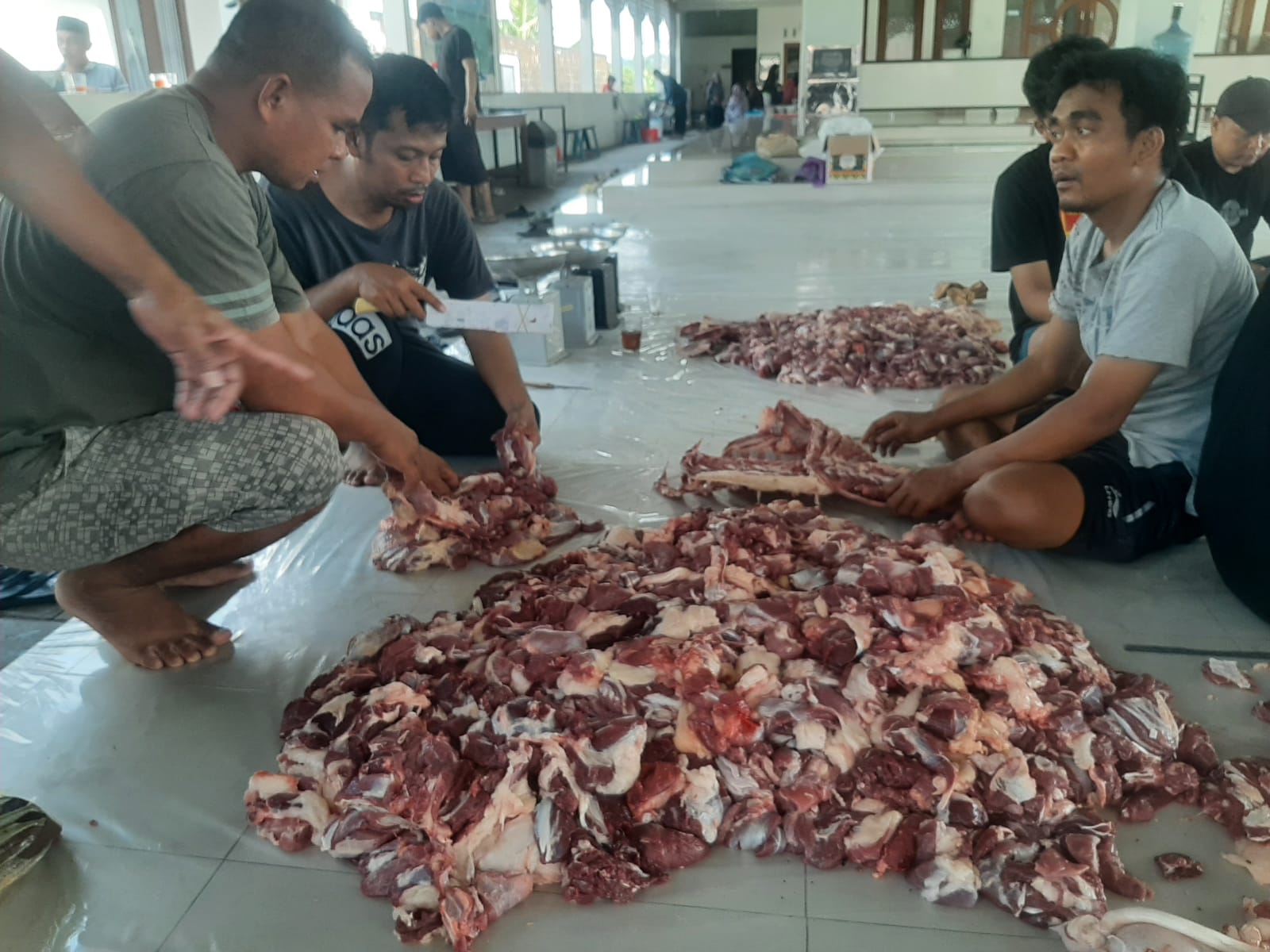 Kurban Meningkat, Warga Mandungan 1 Bagikan Daging untuk 300 KK