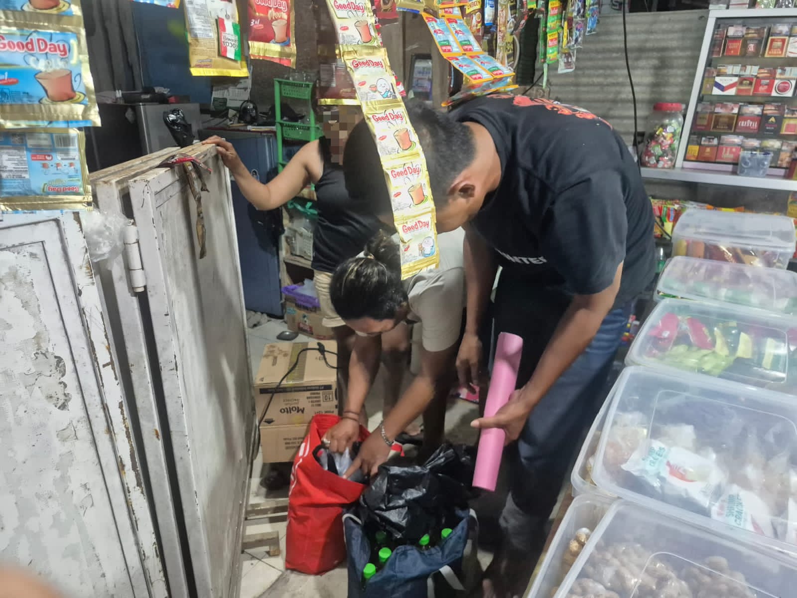 Polsek Kretek Bongkar Miras Oplosan di Parangtritis, Ratusan Botol Disita
