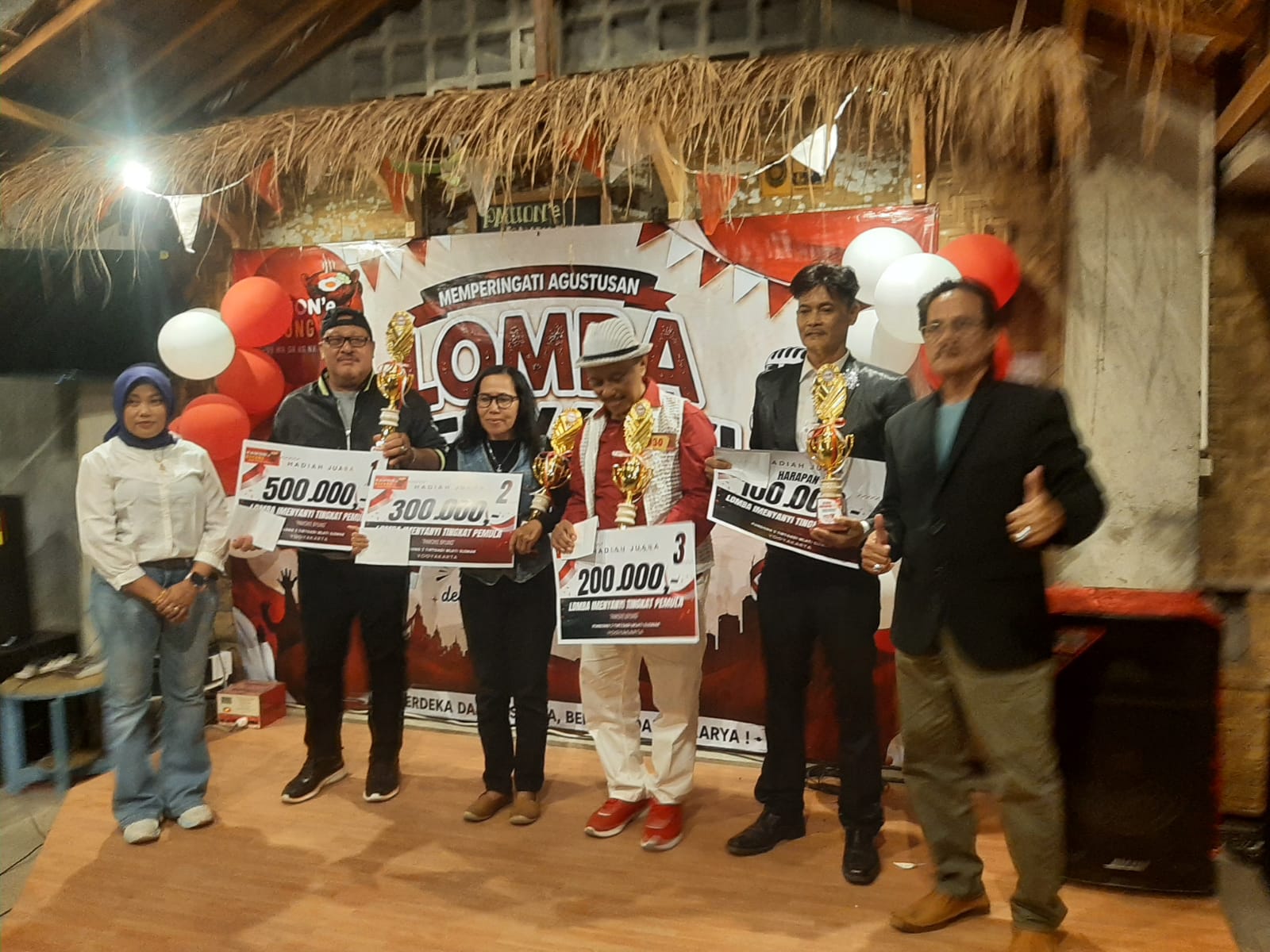 Kalahkan 45 Peserta, Iwan Juara Lomba Nyanyi Pemula HUT ke-81 RI di Angkringan Pawone Biyung